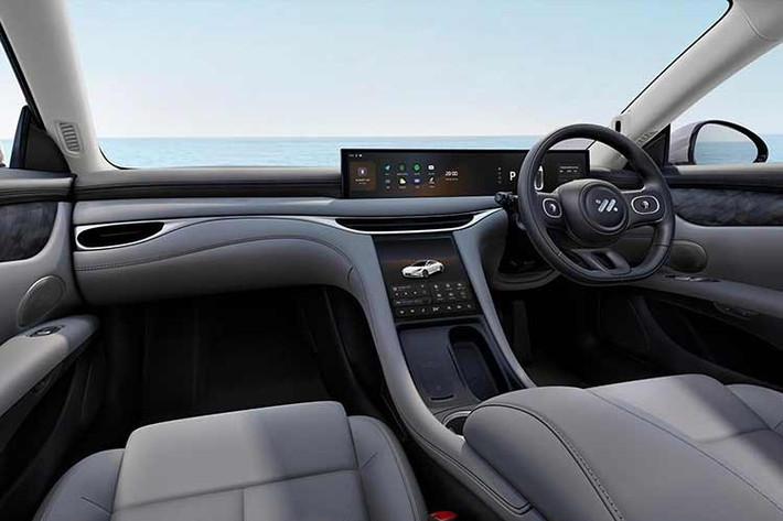 Màn hình "chìm đắm" 26,3 inch trải dài trên táp-lô được đặt không quá cao, tạo cảm giác cân đối. Theo đánh giá thực tế, màu sắc hiển thị của màn hình dịu mắt và biểu tượng có kích thước hợp lý, dễ nhìn. Một phần màn hình ngay trước mặt người lái còn có thể hiển thị video độ phân giải cao hoặc góc khuất thông qua camera đặt ở cột A. Màn hình hỗ trợ kết nối Apple CarPlay và Android Auto đồng thời vận hành mượt mà, gần như không có độ trễ.