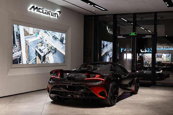 Qua bàn tay của các kỹ sư, những khái niệm khoa học khô khan đã biến thành một tác phẩm nghệ thuật thị giác, khẳng định đẳng cấp cá nhân hóa không giới hạn mà thương hiệu xe Anh quốc dành cho khách hàng thượng lưu.