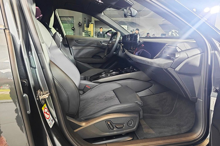 Điểm nhấn là màn hình MMI 10,9 inch dành cho hành khách phía trước, hệ thống đèn tương tác dưới kính chắn gió và loạt chức năng hỗ trợ thông minh. Hàng ghế trước chỉnh điện kèm hỗ trợ thắt lưng bốn hướng, cùng vật liệu da chất lượng cao cho phép A6 mới duy trì cảm giác mềm mại và thoải mái trên hành trình dài.