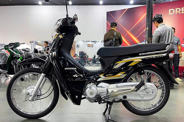 Về cơ bản, Honda Dream NCX 2026 vẫn giữ nguyên kiểu dáng, kích thước như các phiên bản trước đây. Hãng xe Nhật Bản cùng đối tác tại Campuchia thay đổi bộ tem trang trí cùng một số chi tiết thiết kế để giúp Honda Dream NCX 2026 vẫn giữ được nét cổ điển đặc trưng nhưng cũng hiện đại, cuốn hút hơn.