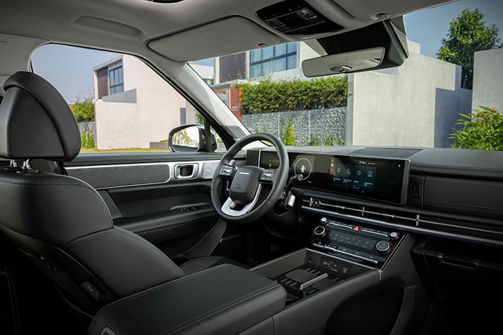 Bên trong khoang lái khoang lái là cụm màn hình cong Panorama bao gồm bảng đồng hồ kỹ thuật số và màn hình giải trí cảm ứng nối liền, cùng kích thước 12,3 inch. Xe hỗ trợ kết nối Android Auto/Apple CarPlay không dây, bản đồ dẫn đường vệ tinh độc quyền và Camera 360 SVM.