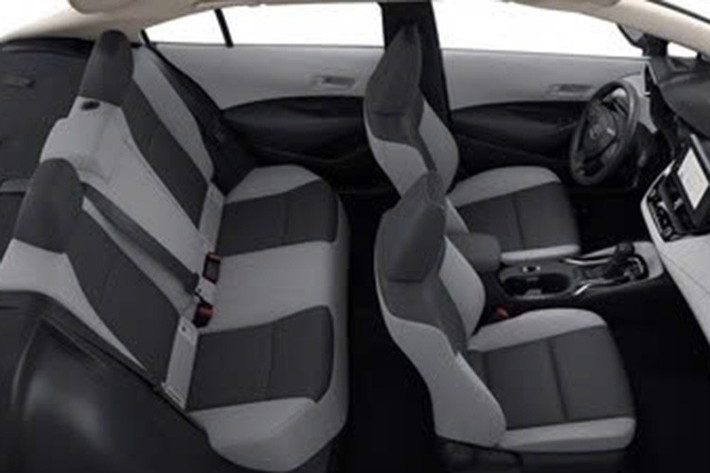 Về vận hành, Corolla 2026 vẫn sử dụng hai tùy chọn hệ truyền động hybrid 1.8L (138 mã lực) và 2.0L (178 mã lực). Đáng chú ý, công suất của phiên bản 2.0L đã được điều chỉnh giảm so với bản 2025 (193 mã lực), tuy nhiên Toyota hiện chưa đưa ra lý do cụ thể cho sự thay đổi này.