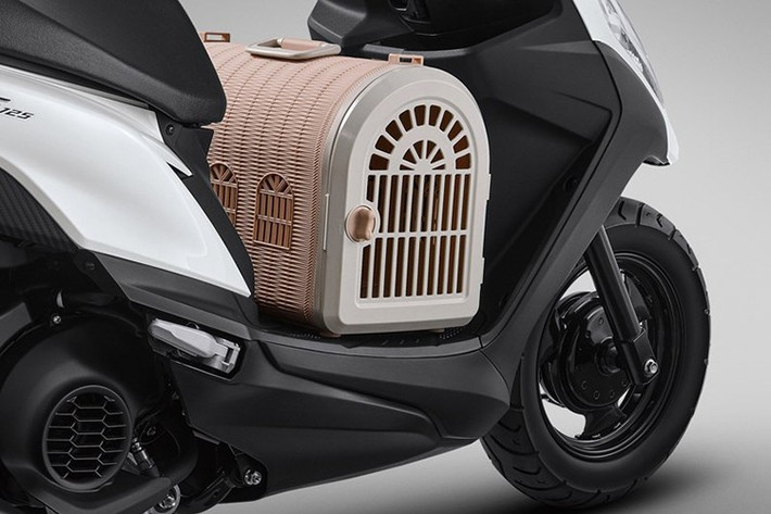 Phần cốp xe Yamaha Jog 125 2025 còn chứa vừa mũ bảo hiểm 2/3 đầu. Ngoài ra, xe cũng được trang bị cổng sạc USB tiện dụng cho các thiết bị di động.