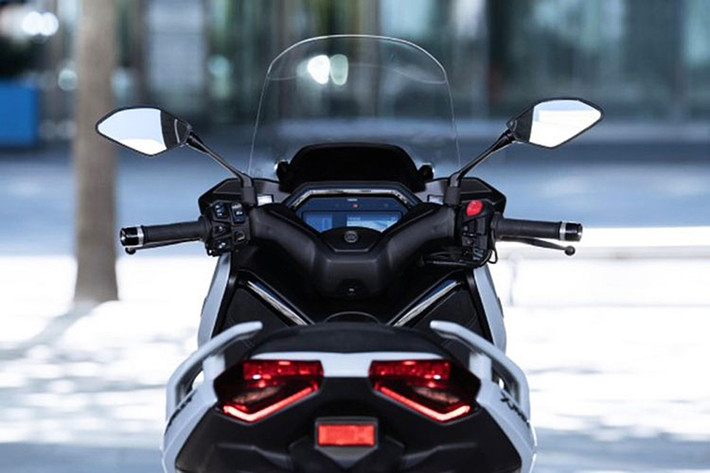 Hơn thế nữa, ứng dụng Y-Connect của Yamaha còn thông báo cho chủ xe lịch bảo dưỡng và chỉ đường bằng phần mềm Garmin StreetCross. Ngoài ra, hộc chứa đồ phía trước tích hợp sẵn cổng sạc USB-C, đáp ứng nhu cầu sạc thiết bị di động trong lúc di chuyển.