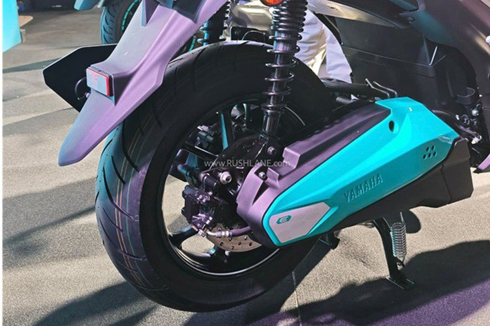 Xe cũng được tích hợp những trang bị ấn tượng với hệ thống đèn pha LED kép cho cường độ sáng tốt và bền bỉ hơn, toàn bộ hệ thống chiếu sáng trên xe cũng sử dụng công nghệ LED hiện đại.