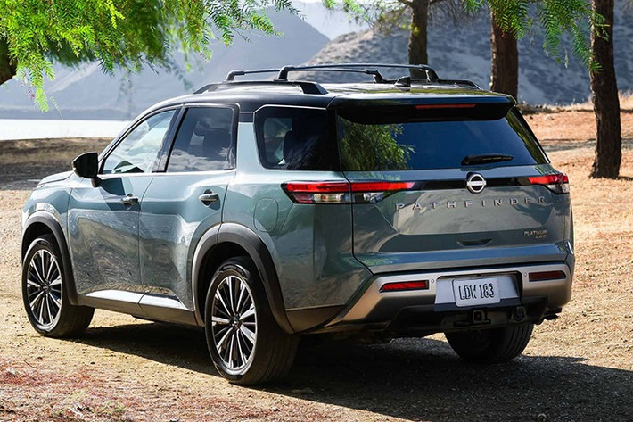 Rock Creek – biến thể địa hình của Pathfinder – vẫn giữ thiết kế gầm cao, lốp all-terrain, hệ thống treo tinh chỉnh và nội thất với các điểm nhấn màu đỏ. Bản 2026 được bổ sung thêm gói trang bị cao cấp Premium Package, bao gồm cửa sổ trời toàn cảnh và vô-lăng sưởi điện, nâng cao sự thoải mái cho người dùng.