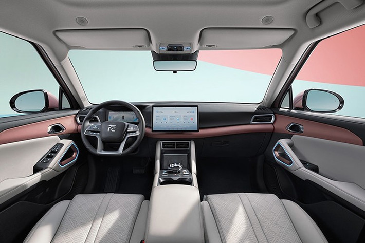 Nội thất của mẫu ô tô điện Trung Quốc này cũng được nâng cấp với mặt táp-lô và tapi cửa có thiết kế mềm mại hơn, loại bỏ phần lớn các chi tiết mang cảm hứng cơ bắp trước đó. Bảng đồng hồ kỹ thuật số 8,8 inch lớn hơn cũng được giữ lại trên xe.