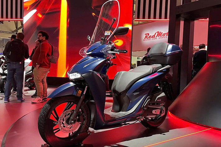 Thiết kế của SH350i cũng được nâng tầm với tấm chắn gió và cụm đèn pha LED được làm mới. Phiên bản 2026 có sáu màu sơn mới, tất cả đều đi kèm điểm nhấn đen bóng ở vành, phuộc và ống xả, tạo vẻ thể thao nhưng vẫn sang trọng.