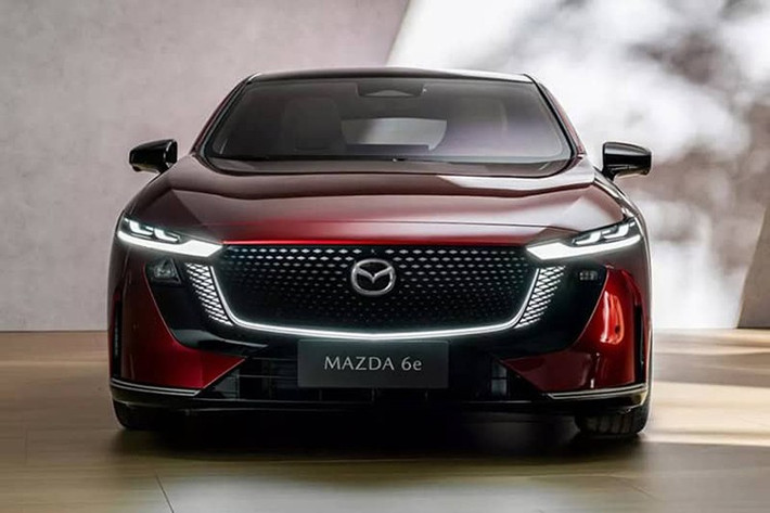 Dự kiến, Mazda 6e sẽ được nhập khẩu nguyên chiếc từ Trung Quốc sang Thái Lan, hưởng thuế nhập khẩu 0% theo chính sách ưu đãi hiện hành. Tuy nhiên, hãng vẫn giữ kín mức giá và cấu hình cụ thể cho thị trường Thái, hứa hẹn công bố tại sự kiện cuối tháng 11.