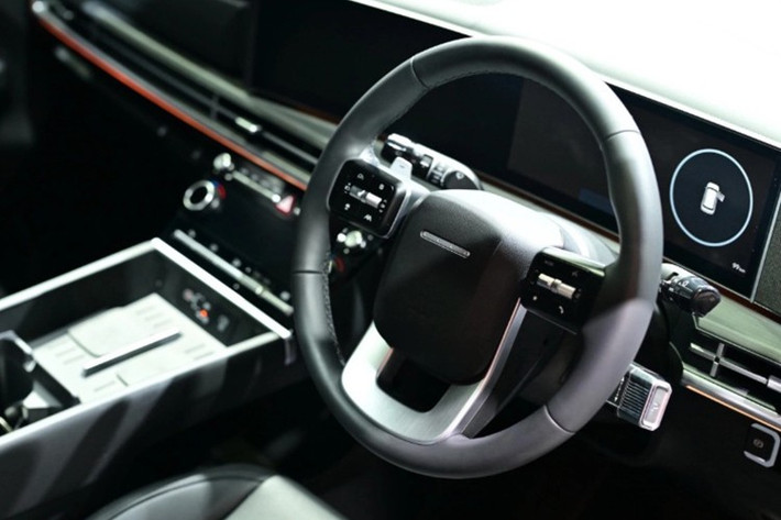 Nội thất bọc da với ghế trước chỉnh điện, làm mát và sưởi; hàng ghế thứ hai dạng thương gia có chỉnh điện và chế độ thư giãn; trong khi hàng ghế thứ ba có thể gập 50:50 để mở rộng không gian chứa đồ.
