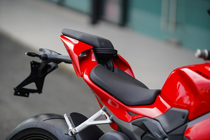 Phần đầu xe với cụm đèn LED projector đôi sắc lẹm, DRL hình V đặc trưng. Yên xe rộng và dài hơn 10 mm, tay lái cao rộng hơn (gần hơn 10 mm), gác chân tiến vào trong 10 mm để tăng khoảng sáng gầm, giúp tư thế thoải mái hơn khi chạy phố hoặc track.