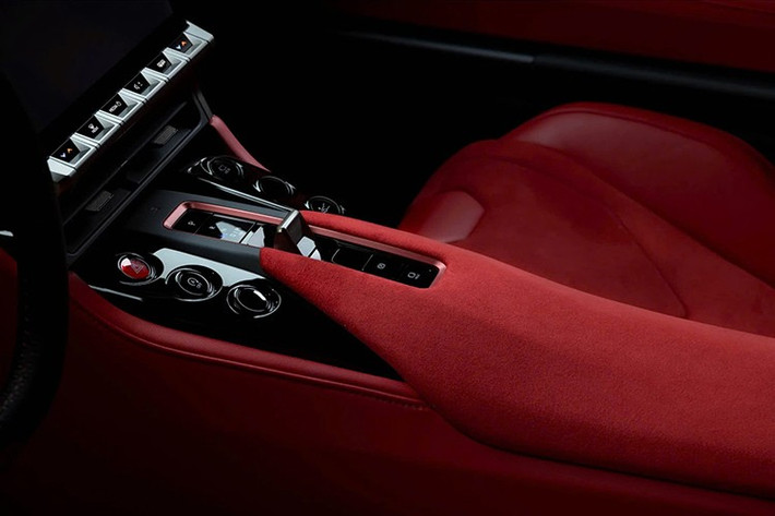 Bên dưới nắp capo là khối động cơ hybrid V8 4.0L tăng áp kép hoàn toàn mới, bố trí dạng “hot-V”, sử dụng hệ thống bôi trơn carter khô nhằm tối ưu trọng tâm. Động cơ được kết nối với hộp số tự động 8 cấp đặt sau thông qua trục truyền bằng sợi carbon, đi kèm mô-tơ điện và vi sai hạn chế trượt.