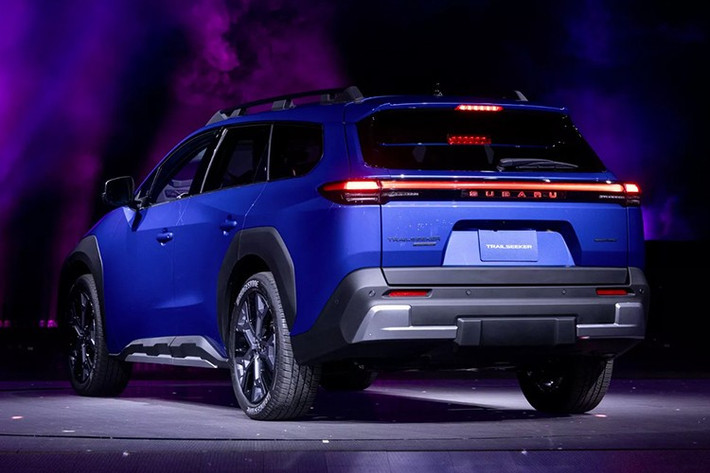 Subaru Trailseeker 2026 là mẫu SUV điện đầu tiên của hãng xe Nhật Bản Subaru được xây dựng với kiểu dáng năng động, gầm cao và đậm chất việt dã. Phiên bản Premium tiêu chuẩn có thiết kế lưới tản nhiệt kín.