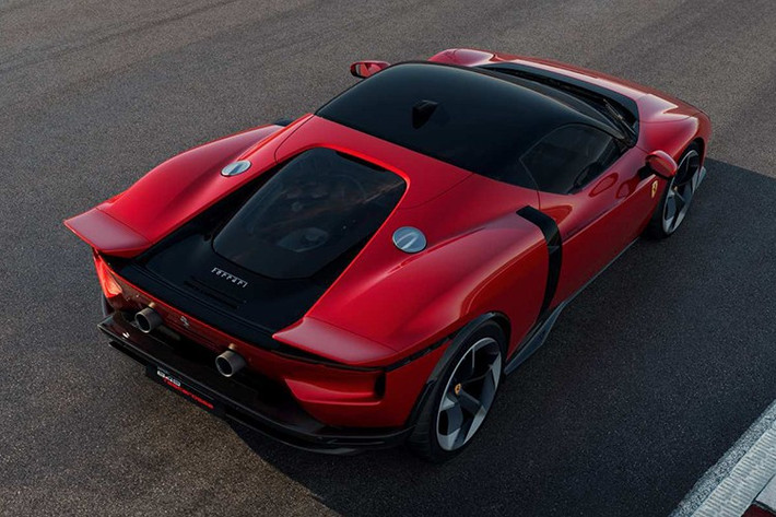 Khi siêu xe Ferrari 849 Testarossa ra mắt, có 1 đại gia Việt thể hiện tình yêu đặc biệt của mẫu xe này, đó chính là ông Hoàng Kim Khánh, chủ nhân bộ sưu tập siêu xe gần 400 tỷ đồng, và cũng đang sở hữu chiếc Ferrari SF90 Stradale màu vàng chính hãng độc nhất Việt Nam.