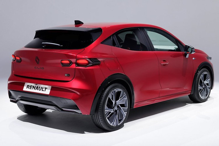 Dựa trên nền tảng CMF-B được nâng cấp, Clio mới là chiếc xe lớn hơn trước, dài 4.116mm (+67mm), rộng 1.768mm (+39mm), cao 1.451mm (+11mm) và chiều dài cơ sở là 2.591mm (+8mm). Thiết kế của Clio cũng dữ dằn hơn so với người tiền nhiệm , khi công ty cho biết nó kế thừa từ mẫu concept Embleme ra mắt tháng 10 năm ngoái.