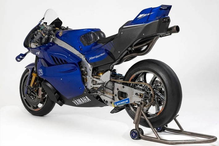 Động cơ thẳng hàng mang sự ổn định về mặt công suất ở nhiều dải tua khi xe ra vào cua, nhưng không thể tạo nên những pha bức tốc khi xe di chuyển đường thẳng. Và động cơ mới V4 trên Yamaha YZR-M1 đã khắc phục các nhược điểm này.