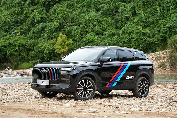 Jaecoo J7 là mẫu SUV cỡ C đã chính thức được giới thiệu ở thị trường Việt Nam vào đầu năm nay với 2 phiên bản, bao gồm Flagship và PHEV Flagship. Trong năm nay, Omoda &amp; Jaecoo Việt Nam sẽ bổ sung một phiên bản mới cho mẫu xe này, đó là AWD Individual.