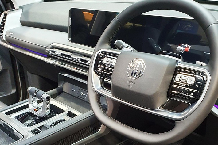 Khoang cabin nổi bật với cần số lấy cảm hứng từ máy bay, màn hình kỹ thuật số 12,3 inch. Phiên bản Explore Pro còn trang bị ghế trước có sưởi, thông gió, massage, âm thanh JBL 8 loa, cửa sổ trời toàn cảnh và ghế da cao cấp.