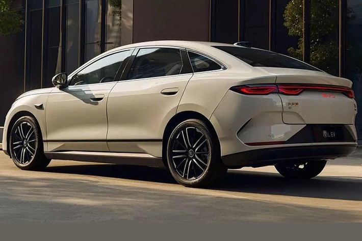 Cản trước của BYD Seal 6 EV được tạo hình chữ X và lặp lại ở phía sau. Trong khi đó, sườn xe giữ lại kiểu dáng kính 6 cửa sổ và nẹp đen ở bậc lên xuống. Đuôi xe được trang bị đèn hậu LED nằm vắt ngang với đồ họa “vô cực” giống Atto 2 và logo BYD tích hợp đèn LED ẩn màu đỏ.