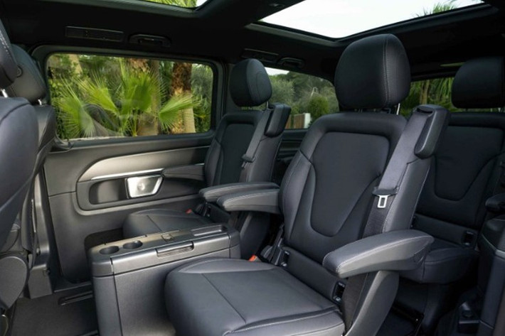 Trên V 300 Avantgarde, xe có hàng ghế thứ hai bố trí 2 ghế độc lập, hàng ghế ba có 3 chỗ ngồi. Ghế lái và ghế phụ chỉnh điện, tích hợp sưởi và nhớ vị trí.