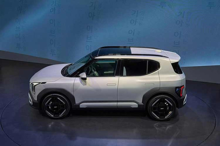 Đối với khách hàng châu Âu chưa muốn thanh toán toàn bộ ngay từ đầu thì có thể thuê Kia EV2 2026 với mức giá từ 239 Euro (khoảng 7,3 triệu đồng) mỗi tháng. Đồng thời, xe còn được bán ra với nhiều phiên bản khác nhau nhằm đáp ứng đa dạng nhu cầu sử dụng của khách hàng.