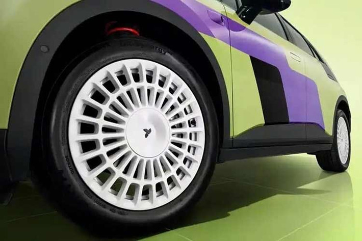 Ngoài ra, trên mẫu xe điện Nio Firefly bản đặc biệt này còn sử dụng bộ mâm hợp kim với thiết kế nan dày dạng lưới, sơn màu trắng theo phong cách xe đua đường trường, mang lại tổng thể vừa tối giản vừa đậm chất cổ điển.