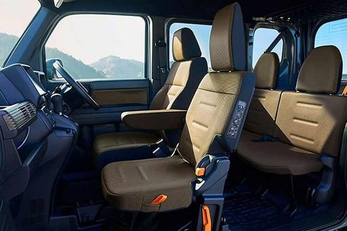 Honda cũng nâng cấp hệ thống an toàn trên toàn bộ các phiên bản N-Van 2026. Xe được trang bị tiêu chuẩn cảm biến đỗ xe phía trước và hệ thống phanh giảm thiểu va chạm, bổ sung cho gói hỗ trợ lái Honda Sensing.