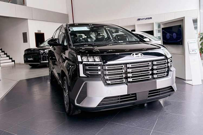 Dưới nắp ca-pô là của Hyundai Stargazer 2026 là khối động cơ xăng 1.5L hút khí tự nhiên, công suất 113 mã lực và mô-men xoắn 144Nm, nối với hộp số vô cấp CVT và hệ dẫn động cầu trước. Người lái có thể tùy chỉnh giữa các chế độ vận hành Tiết kiệm, Thông thường, Thể thao và Thông minh.