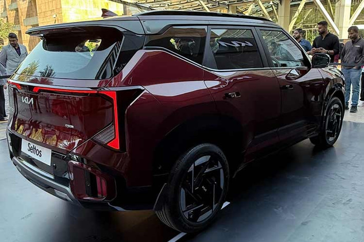 Việc duy trì nhiều tùy chọn động cơ giúp Kia Seltos 2026 tiếp cận được tệp khách hàng rộng lớn, từ những người ưu tiên tính kinh tế đến những khách hàng yêu cầu hiệu suất vận hành cao. Sự xuất hiện của Seltos 2026 tại Ấn Độ thường được xem là tiền đề cho các bản nâng cấp tại những thị trường khác ở Đông Nam Á, trong đó có Việt Nam.