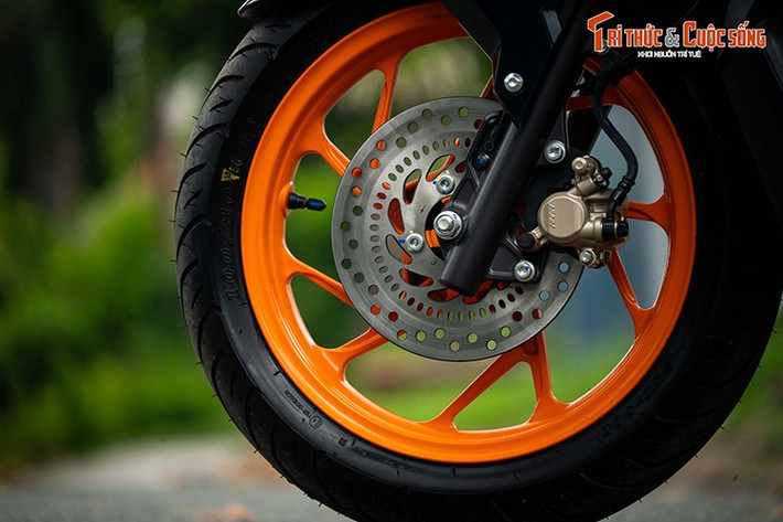Xe được trang bị vành đúc đa chấu được sơn cam nổi bật, tay nắm sau màu đỏ cùng phần dàn áo phối màu thể thao giúp chiếc xe dễ dàng nhận diện trên đường.
