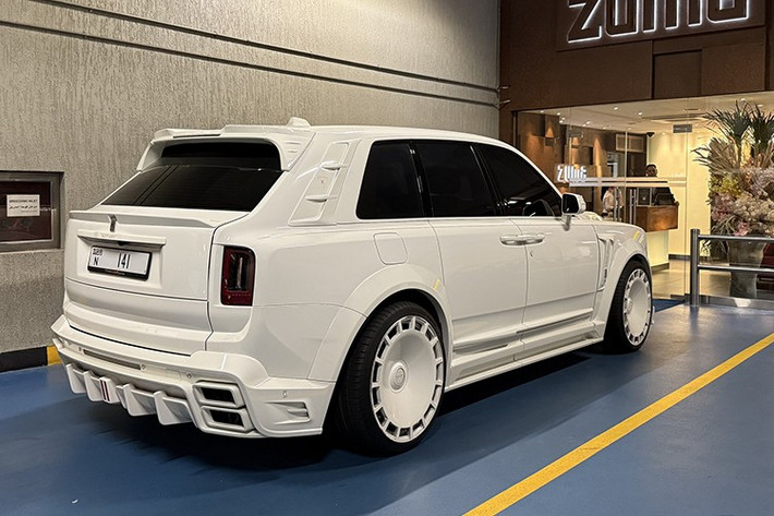 Ranh giới giữa hào nhoáng và sến súa rất mong manh, và chiếc xe này nằm ngay trên ranh giới đó. Thực tế, nếu nó được sơn ngoại thất khác đi, màu tím hay đỏ chẳng hạn "hộ chiếu" của nó có lẽ đã được đóng dấu cho sự "sến súa". Nhưng với 1 màu trắng, nhìn xe vẫn có chút gì đó rất đẳng cấp.