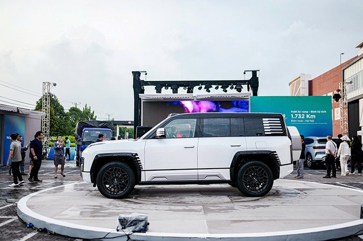 Yangwang U8 là mẫu SUV thuần điện thuộc thương hiệu con Yangwang của BYD, định vị ở phân khúc SUV hạng sang với nhiều công nghệ vượt trội mà hiện ít mẫu xe nào hiện nay trên thế giới có được.