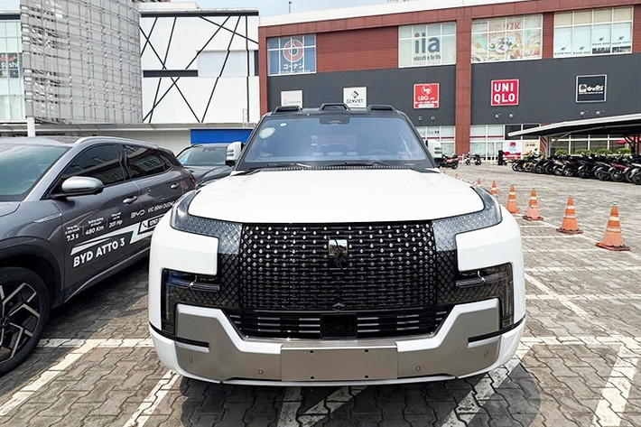 Xe gây ấn tượng mạnh với hệ thống dẫn động e⁴ platform – gồm bốn động cơ điện độc lập, mỗi bánh xe một động cơ cho tổng công suất lên đến 880 kW (tương đương 1.180 mã lực). ﻿