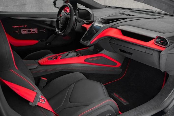 Nội thất của xe có nhiều chi tiết hoàn thiện theo yêu cầu từ màu sắc, chất liệu da ghế, đường chỉ may, hoạ tiết cùng các ốp nội thất.