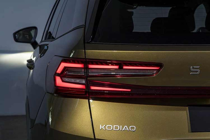 Việc bổ sung công nghệ điện hóa nhẹ giúp mẫu xe cải thiện đáng kể hiệu suất tiêu thụ nhiên liệu so với các phiên bản thuần xăng tiền nhiệm. Cụ thể, thông số công bố từ nhà sản xuất cho thấy xe chỉ tiêu tốn khoảng 6,0L/100km cho cấu hình 5 chỗ và 6,1L/100km cho bản 7 chỗ.