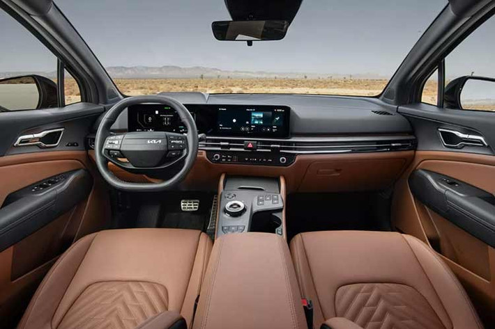 Ngay cả các dòng xe như K4, K5 hay EV6 cũng bị giới hạn ở những lựa chọn đơn sắc, ngoại trừ một số màu xanh hoặc đỏ khá trầm.Thực tế cho thấy, đây không chỉ là lựa chọn riêng của Kia mà phản ánh xu hướng thị trường toàn cầu.