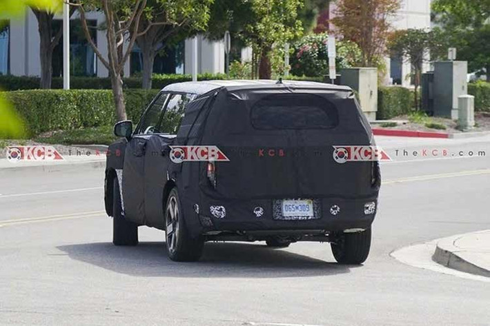 Thay đổi về thiết kế được kỳ vọng sẽ giúp SantaFe 2027 lấy lại sức hút, sau khi phong cách vuông vức, đậm chất off-road của phiên bản hiện tại vấp phải nhiều ý kiến trái chiều. Doanh số tại Hàn Quốc sụt giảm, dù bổ sung thêm biến thể hybrid, cho thấy Hyundai cần một bước đi mới để cạnh tranh với các đối thủ như Kia Sorento hay Toyota Highlander.