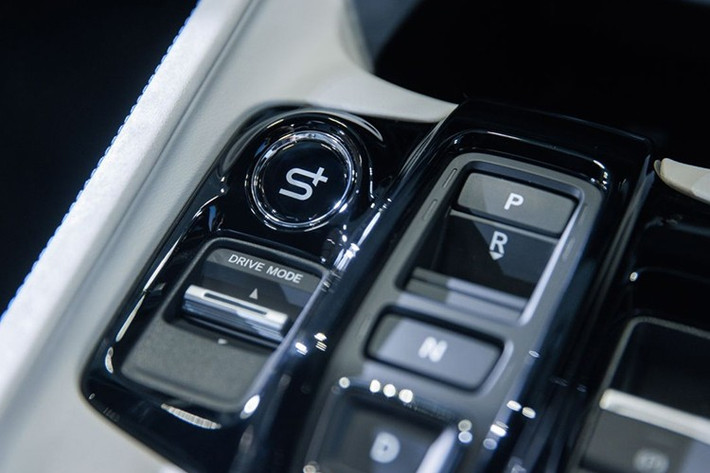 Một điểm đáng chú ý là Prelude trang bị cần số dạng nút bấm – lấy cảm hứng từ mẫu NSX thế hệ trước – và chế độ lái S+ được giữ nguyên trên bản thương mại, cho phép mô phỏng âm thanh và độ phản hồi mô-men xoắn như hộp số thực, mang đến trải nghiệm lái thể thao hơn.