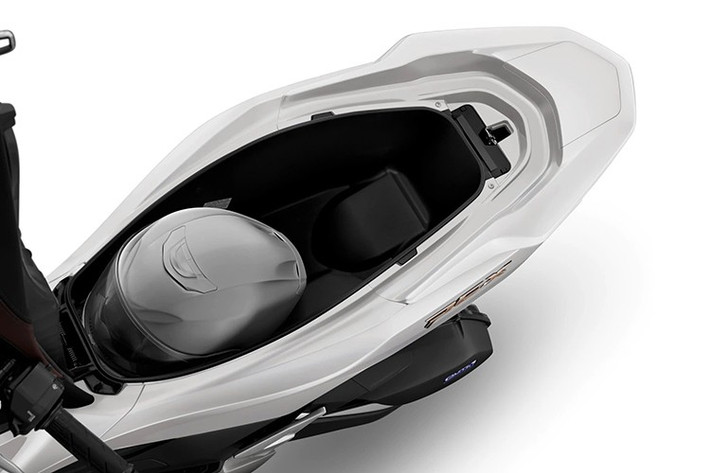 Cốp chứa đồ của xe cỡ 30 lít dưới yên đáp ứng tốt nhu cầu sử dụng hàng ngày. Ngoài ra, hệ thống Honda SMART Key đi kèm bộ điều khiển thông minh giúp người dùng thao tác dễ dàng và tiện lợi hơn.