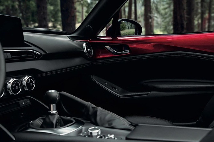 Mặc dù tín hiệu tích cực đã xuất hiện, nhưng giá bán vốn cao của các mẫu xe thể thao vẫn là yếu tố cần cân nhắc. Nếu tính toán sơ bộ, Mazda MX-5 chính hãng tại Việt Nam có thể nằm trong khoảng 1,6 - 1,8 tỷ đồng.