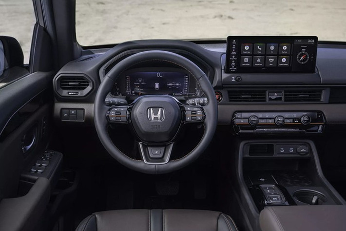 Bên trong nội thất, Pilot 2026 lột xác với cụm đồng hồ kỹ thuật số 10.2 inch kết hợp màn hình giải trí trung tâm 12.3 inch. Giao diện mới tích hợp Google Built-in, Wi-Fi 5G và kết nối điện thoại không dây. Cả 6 phiên bản – Sport, EX-L, Touring, TrailSport, Elite và Black Edition – đều được trang bị tiêu chuẩn hệ thống buồng lái số hóa và cốp điện.