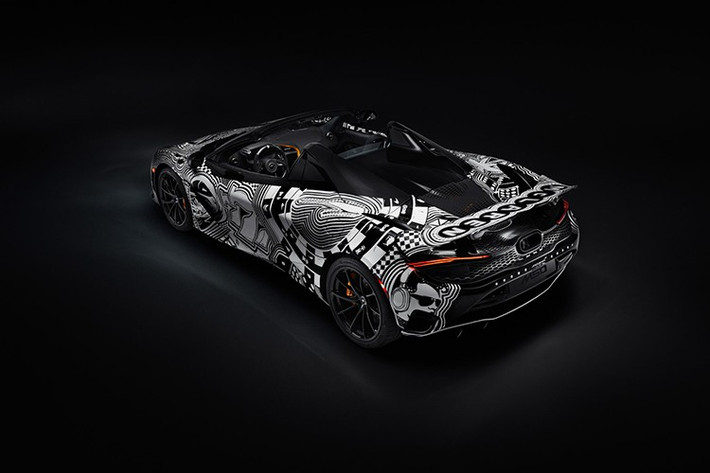 Như hầu hết các bạn đã biết, 750S về cơ bản là phiên bản nâng cấp của 720S, với phần đầu và đuôi xe được thiết kế lại đôi chút, cùng với công suất được tăng cường lên tới 740 mã lực và mô-men xoắn 590 lb-ft.