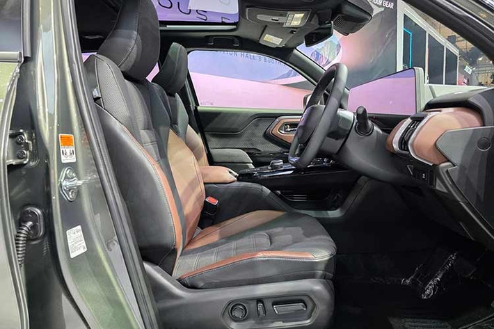 Suzuki cũng trang bị hàng loạt tính năng an toàn tiêu chuẩn cho mẫu xe này, bao gồm 7 túi khí, hệ thống kiểm soát hành trình tự động thích ứng, hỗ trợ giữ làn đường, cảnh báo điểm mù và camera toàn cảnh 360 độ.