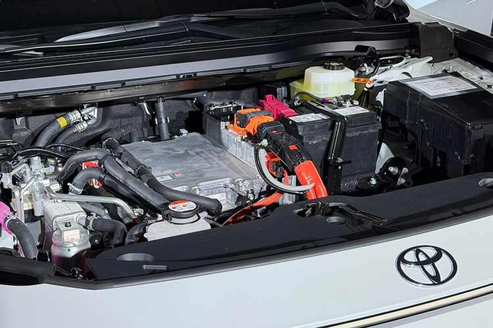 Phiên bản hai mô-tơ dẫn động bốn bánh toàn thời gian (AWD) cho tổng công suất 343 mã lực, mô-men xoắn 438 Nm, tăng tốc 0–100 km/h trong 7,3 giây và phạm vi hoạt động tối đa 602 km theo chuẩn WLTP.