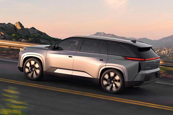 Giá bán Toyota Highlander EV 2027 chính thức sẽ được công bố trong thời gian tới, nhưng mức dự kiến khoảng 55.000 USD. Với cấu hình 7 chỗ rộng rãi, công suất mạnh mẽ và tầm hoạt động trên 600 km, Highlander EV được kỳ vọng sẽ trở thành một trong những mẫu SUV điện gia đình đáng chú ý nhất của Toyota trong giai đoạn điện hóa sắp tới.