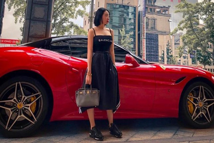 Đỉnh điểm gây bất ngờ với công chúng là khi Cún Bông đăng tải loạt ảnh bên chiếc Ferrari California T màu đỏ rực – mẫu siêu xe có giá trị không dưới 15 tỷ đồng khi về Việt Nam theo diện tư nhân. Với động cơ V8 tăng áp kép 3.9L, công suất 552 mã lực, xe có khả năng tăng tốc 0–100 km/h trong 3,6 giây.