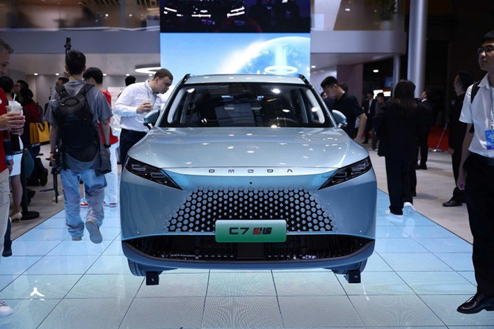 Phiên bản nâng cấp sắp ra mắt của mẫu xe SUV Omoda C7 2026 được phát triển theo ngôn ngữ thiết kế "Art in Motion" thể hiện rõ qua lưới tản nhiệt hình chữ X kết hợp hệ thống đèn chiếu sáng LED tương tác. Xe có kích thước tổng thể 4.660 x 1.875 x 1.670 mm, chiều dài cơ sở đạt 2.720 mm, thuộc phân khúc crossover đô thị cỡ C.