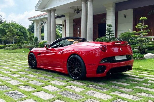 Hình ảnh một influencer không hoạt động nghệ thuật, không kinh doanh truyền thống nhưng cầm lái Ferrari giữa trung tâm Hà Nội đã từng là đề tài bàn tán sôi nổi trên mạng xã hội.