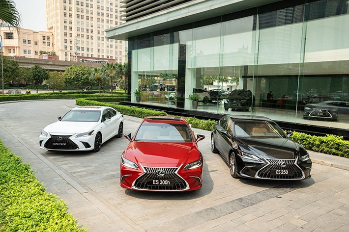 Mẫu sedan hạng sang Lexus ES phiên bản hiện tại đã ra mắt thị trường Việt Nam vào năm 2021. Xe có 3 phiên bản, bao gồm ES 250, ES 250 F Sport và ES 300h với giá niêm yết lần lượt 2,62 tỷ, 2,71 tỷ và 3,14 tỷ đồng.