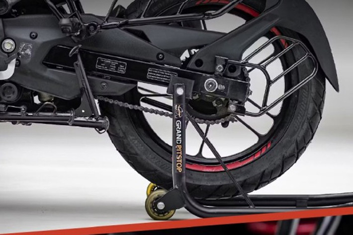 Các trang bị khác như cặp giảm xóc trước kiểu ống lồng 30 mm và giảm xóc sau lò xo trụ đơn 120 mm. Xe sử dụng vành đúc với vành trước 17 inch và bánh sau 16 inch.